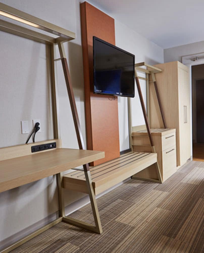 HOLIDAY INN EXPRESS HOTEL SUITES ATHENS 53/61