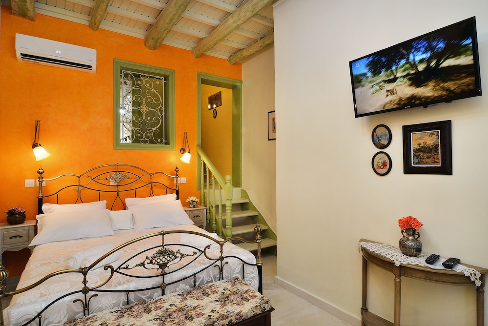 JUNIOR SUITE, QUEEN BED