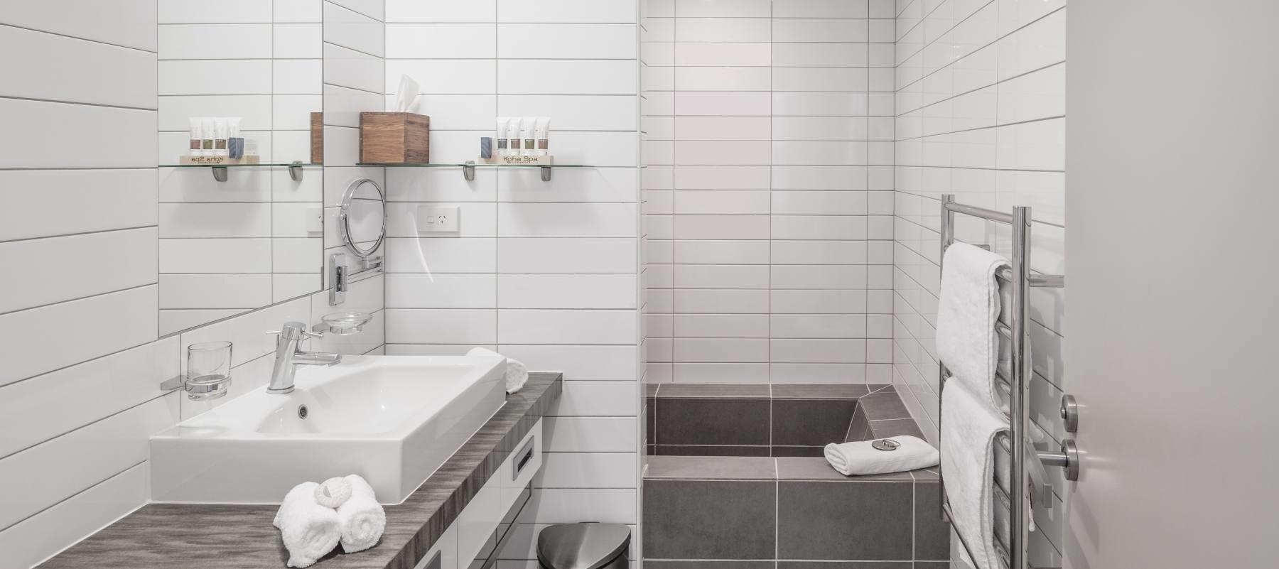 2 Bedrooms, Super, Suite, Lake View