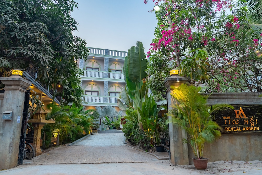 Reveal Courtyard in Reveal Angkor 4/60