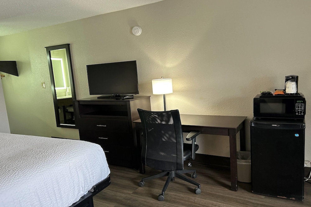 Days Inn By Wyndham Savannah Airport 16/19