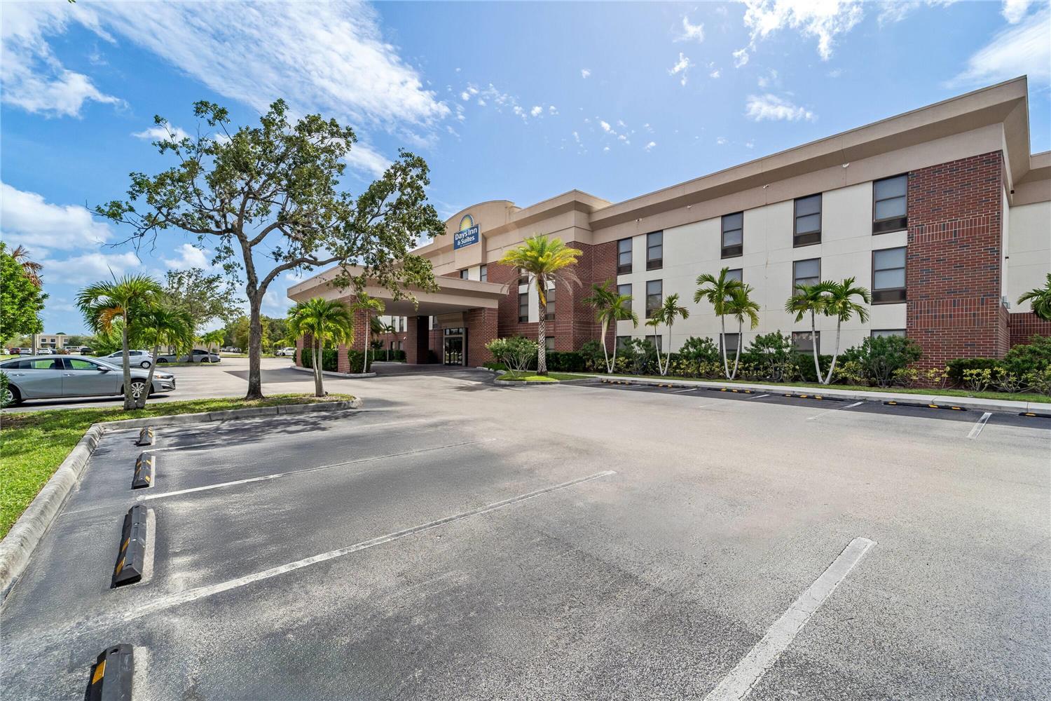 Days Inn Suites By Wyndham Fort Myers Near Jetblue Park 38/43