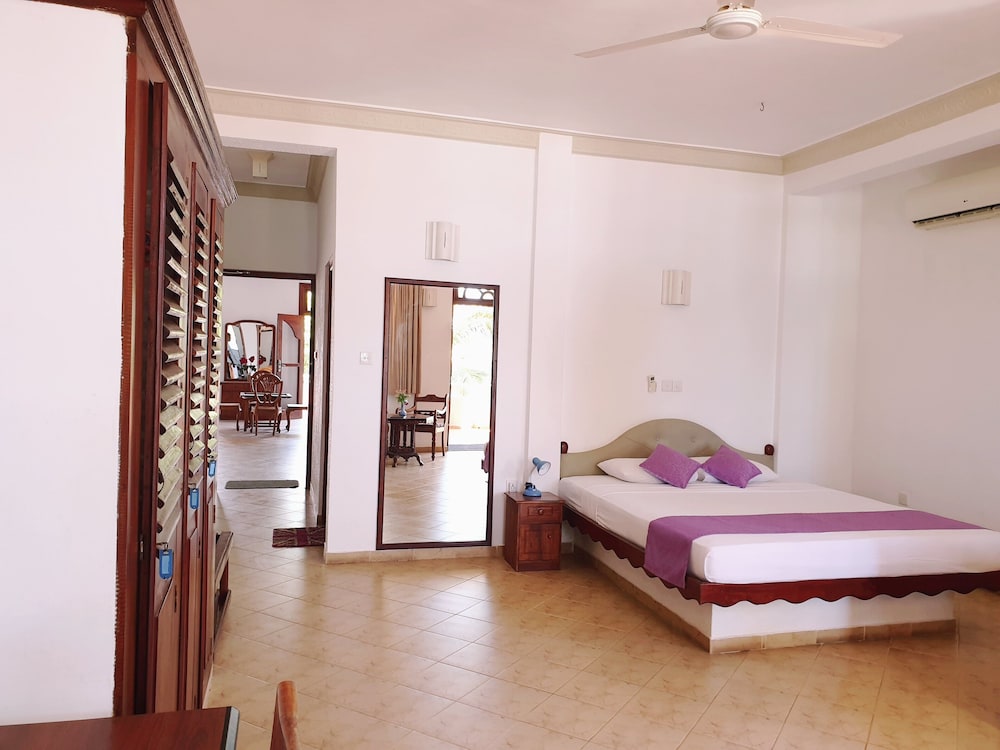 Oasey Beach Hotel 34/69