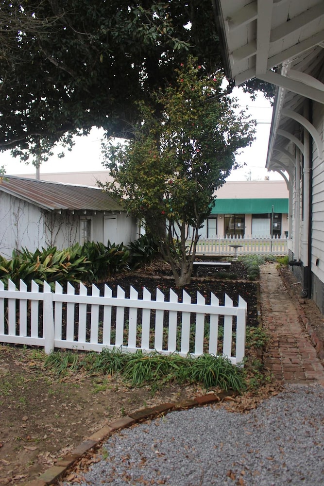 Riverboat Bed & Breakfast 41/43