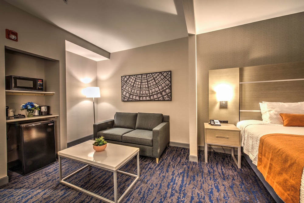 Best Western Plus Media Center Inn & Suites 19/28