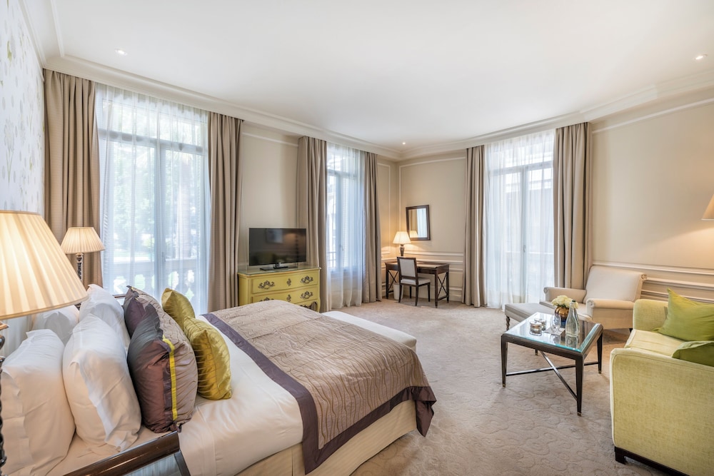 Junior Suite, King Bed, City or Courtyard View