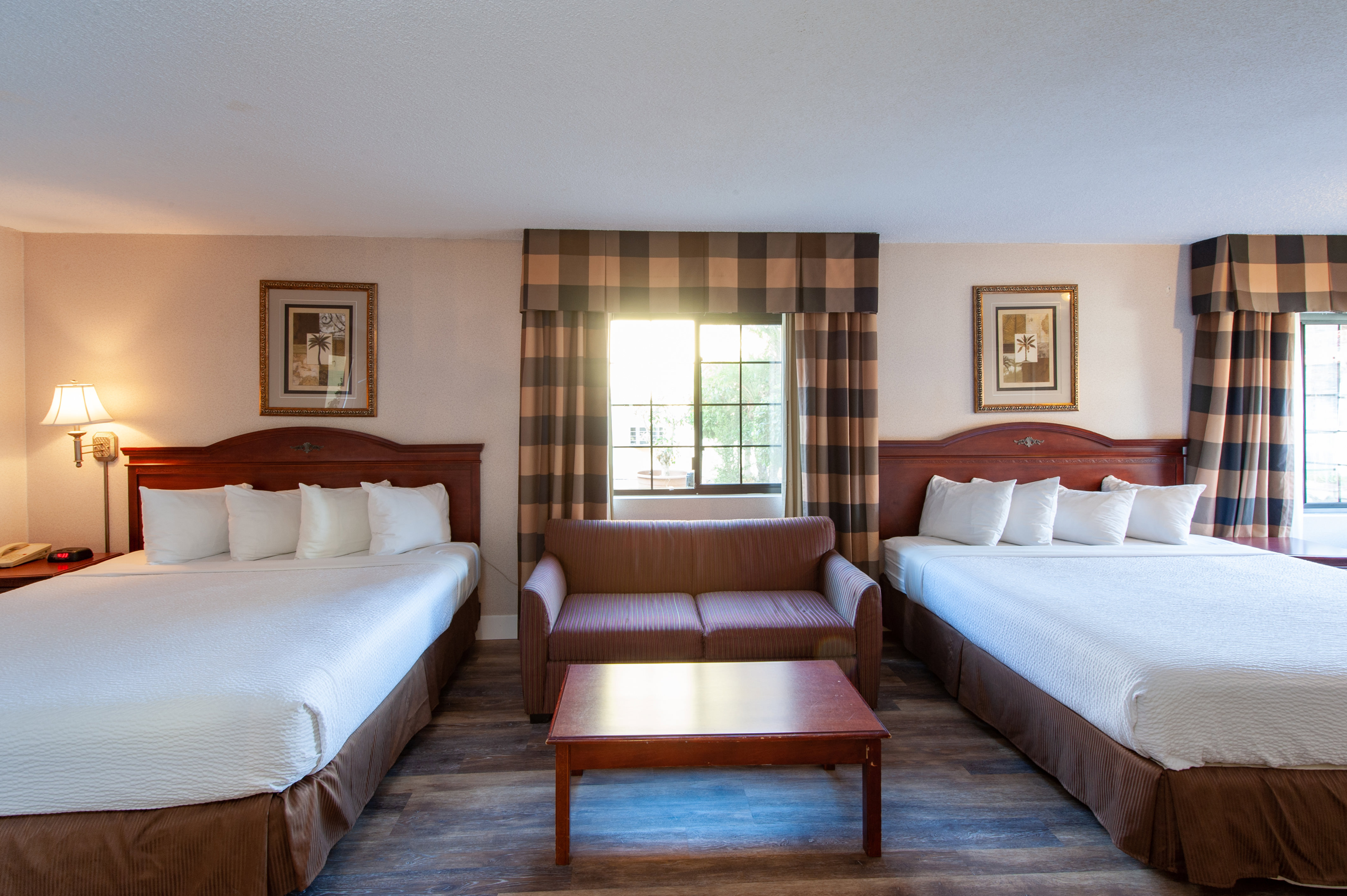 Studio City Court Yard Hotel 27/64