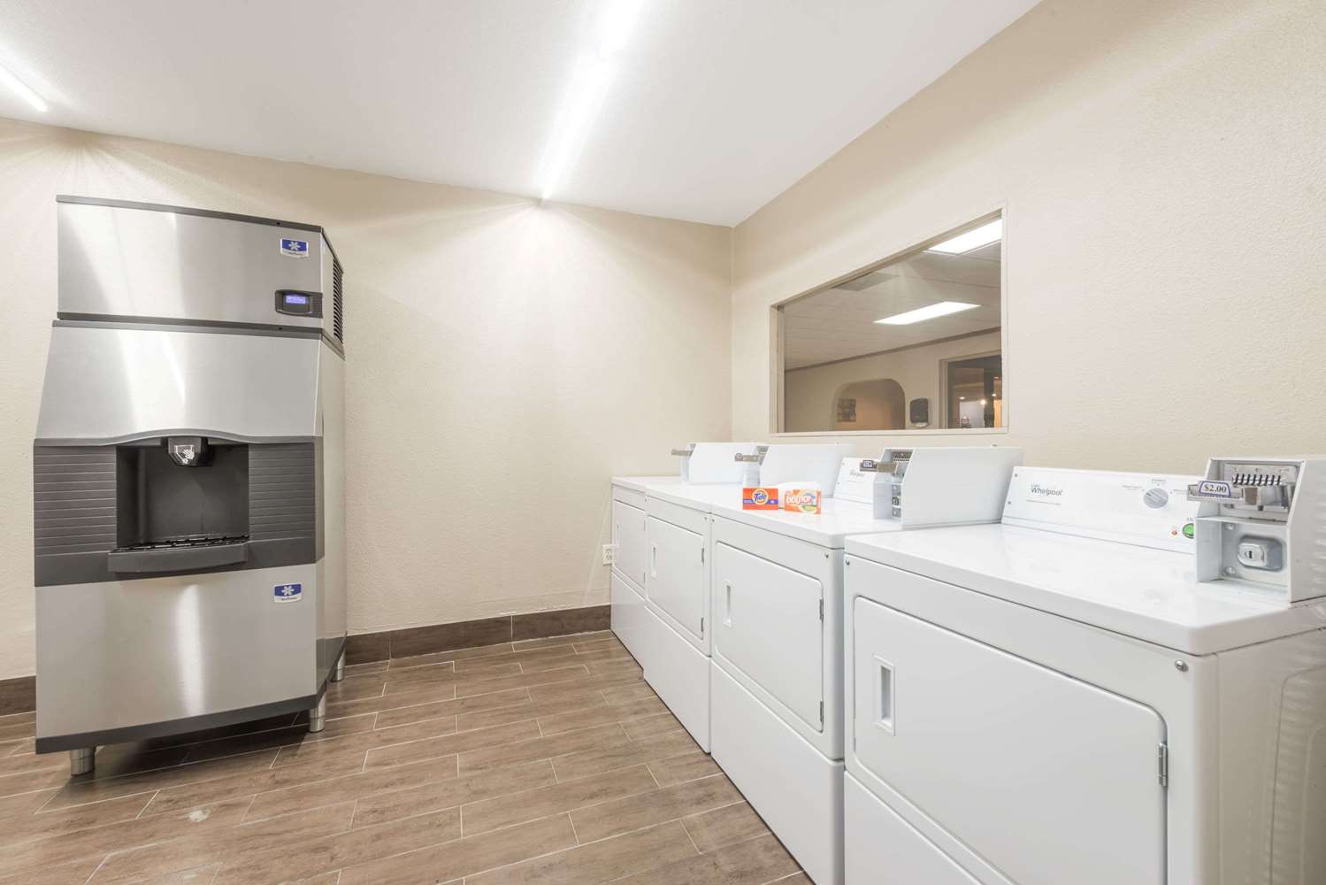 Days Inn by Wyndham San Antonio Splashtown/ATT Center 5/22