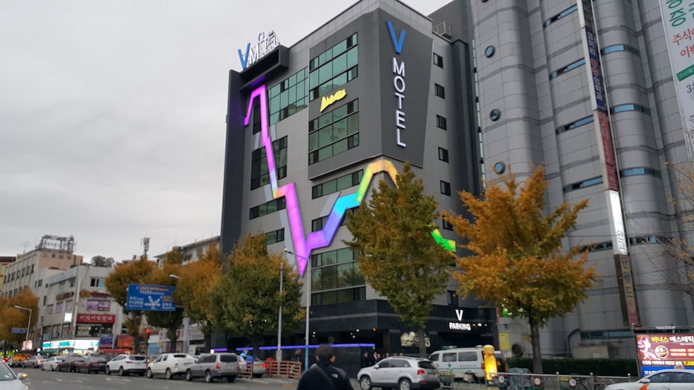 V Hotel 4/44