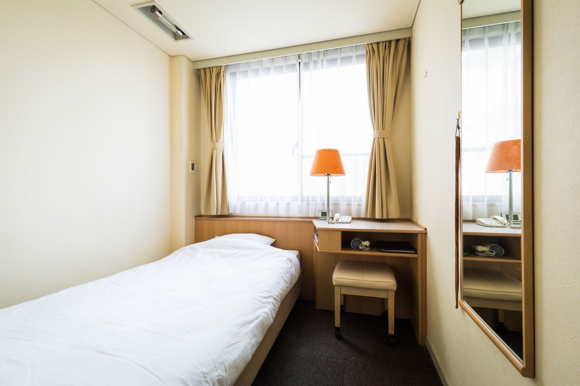 ROOM, SINGLE, SMOKING