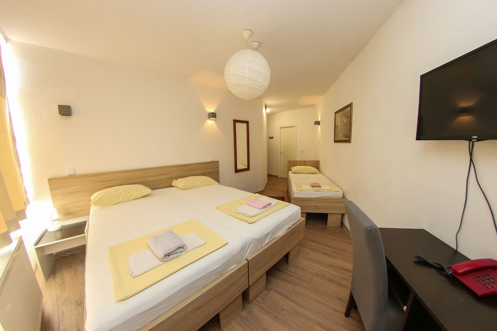 Hayat Hotel 50/57