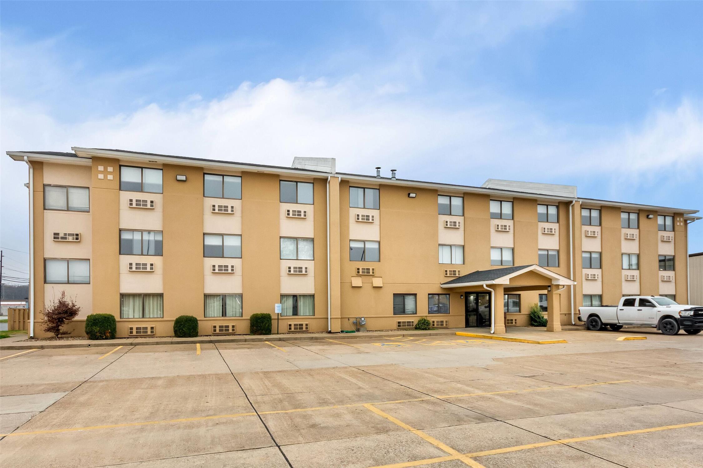 Super 8 by Wyndham Evansville East 4/16