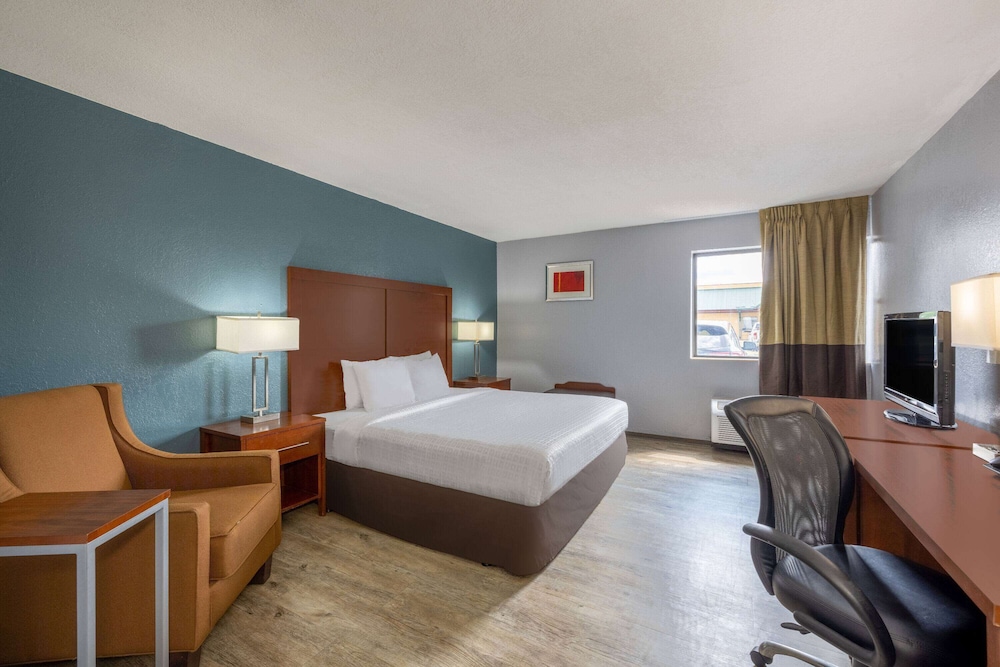 Travelodge by Wyndham Brooklyn Center 23/48