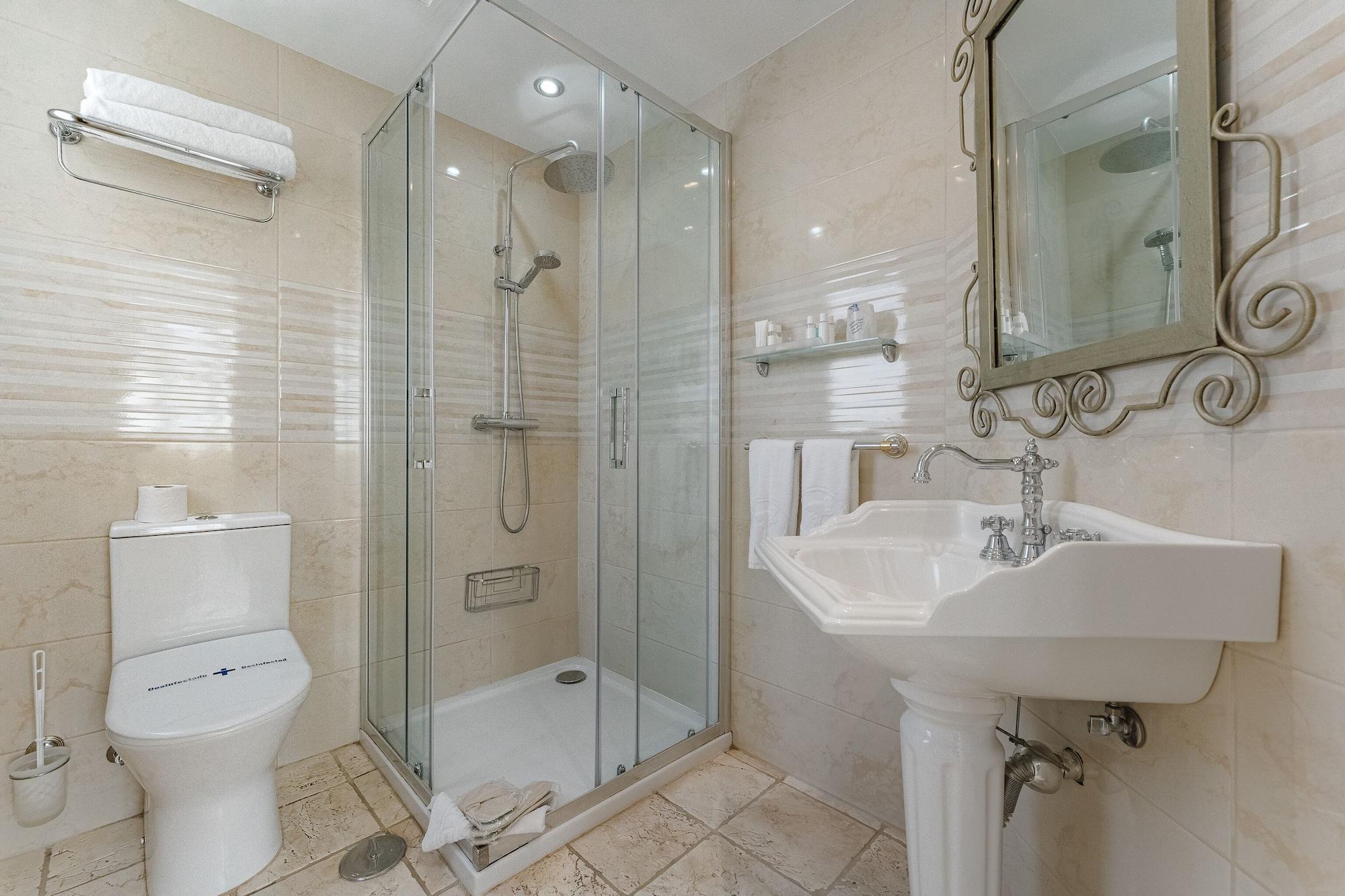 2 Bedrooms, Royal, Suite, Jetted Tub, Flamingo Suites 8/10