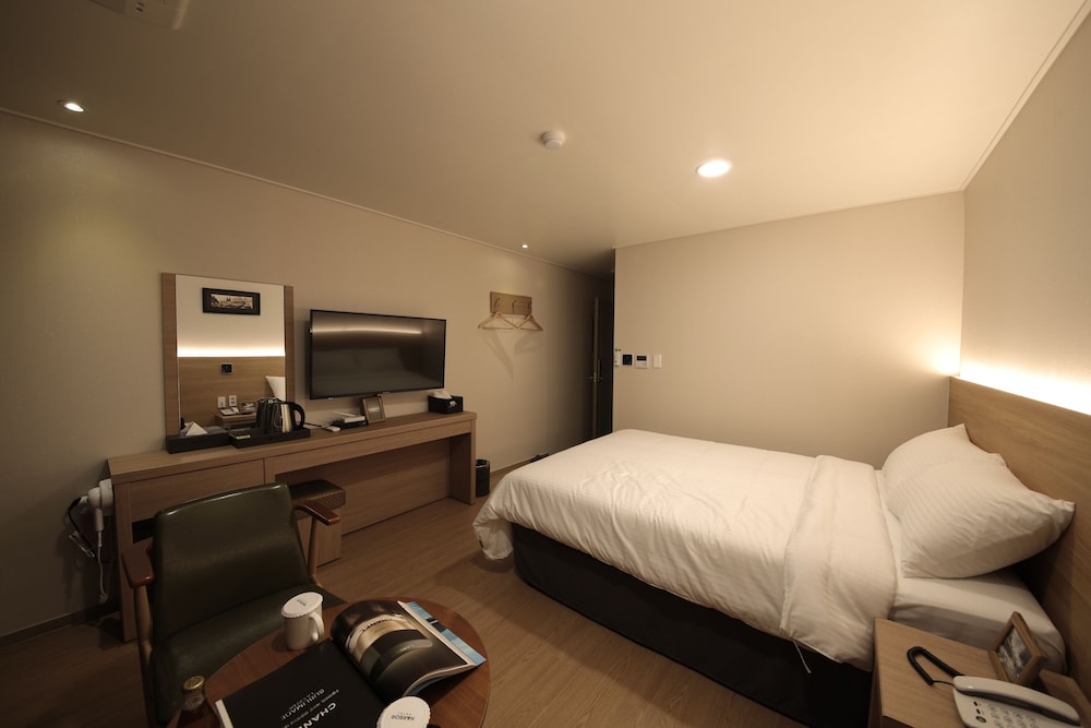 Harbor Hotel 13/34