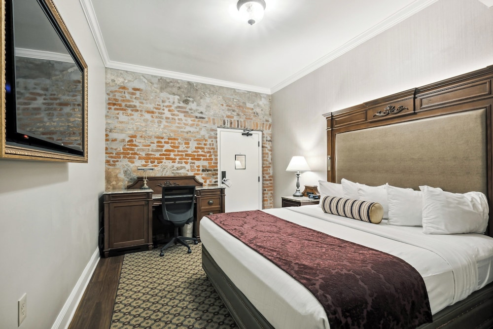 INTERIOR, STANDARD, KING BED, NO WINDOW