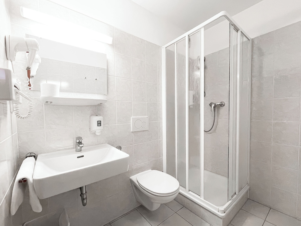 Lenas Donau Hotel 40/47