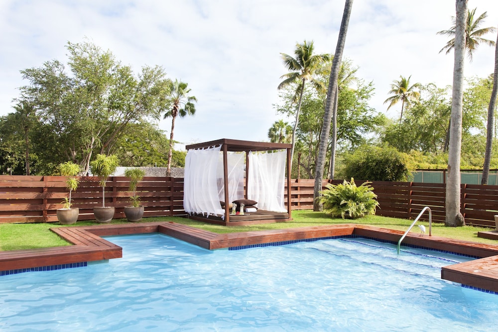 Villa Montana Beach Resort 10/75