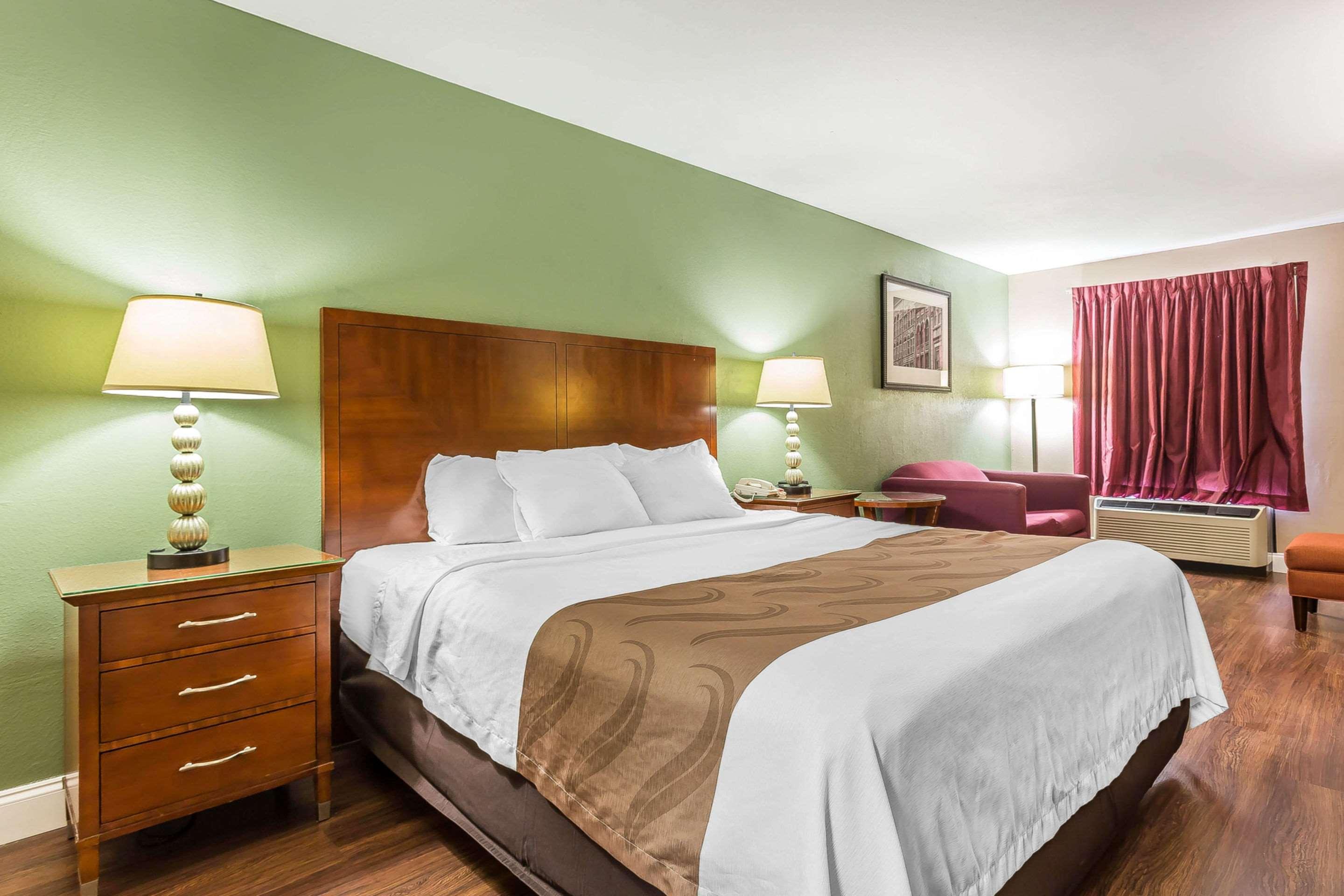 غرفة بسرير كينج، Quality Inn & Suites near Robins Air Force Base 4/6