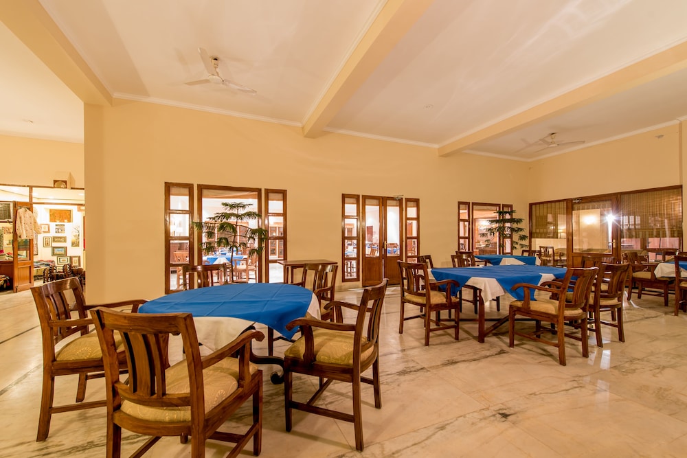Hotel Dev Vilas 48/72