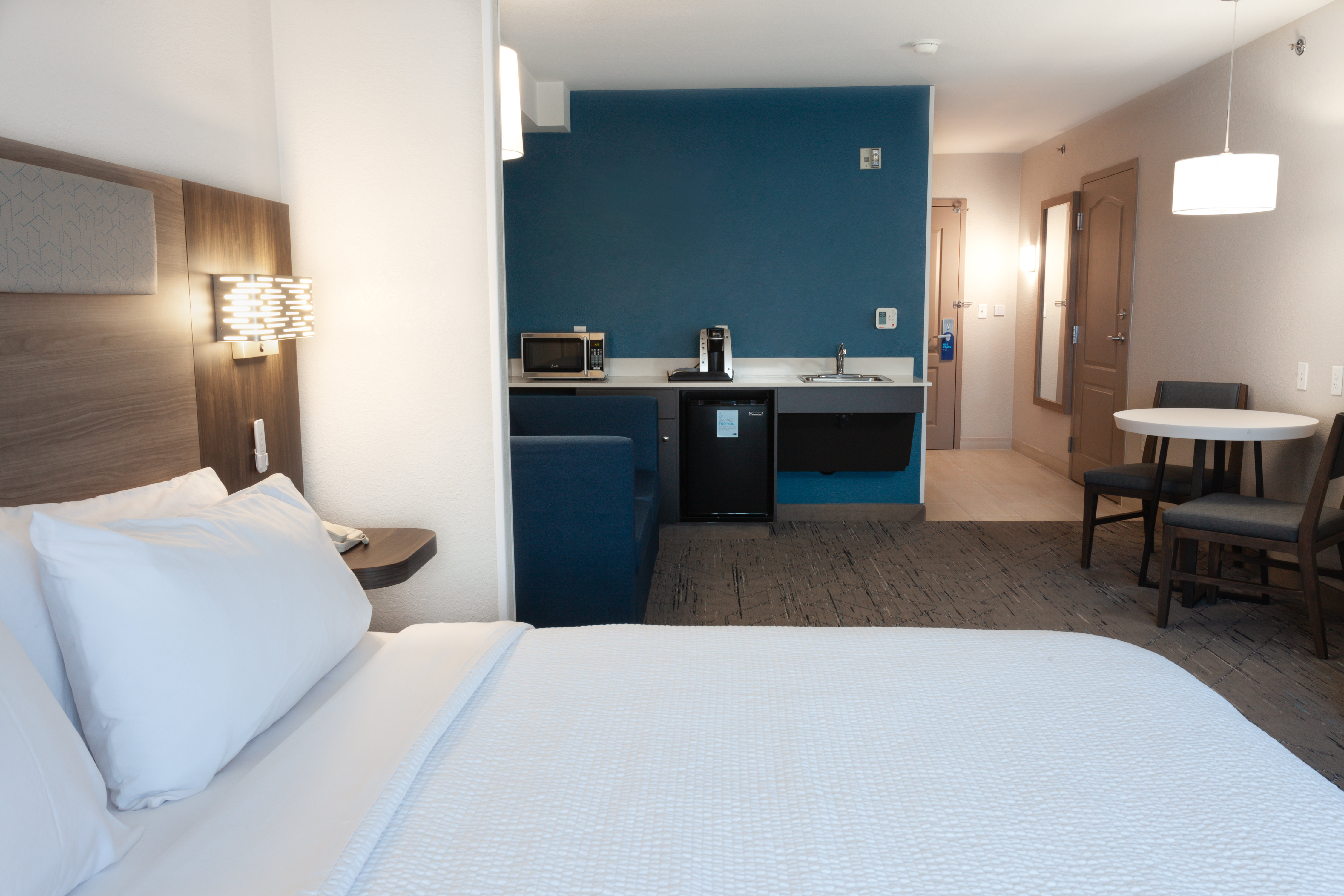 جناح لذوي الإعاقة، Holiday Inn Express Hotel Suites Logan 2/3
