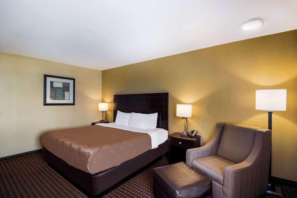 غرفة قياسية بسرير كينج، Quality Inn Des Moines North 4/6