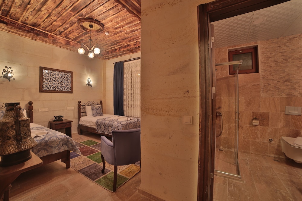 Caravanserai Inn Hotel 17/50