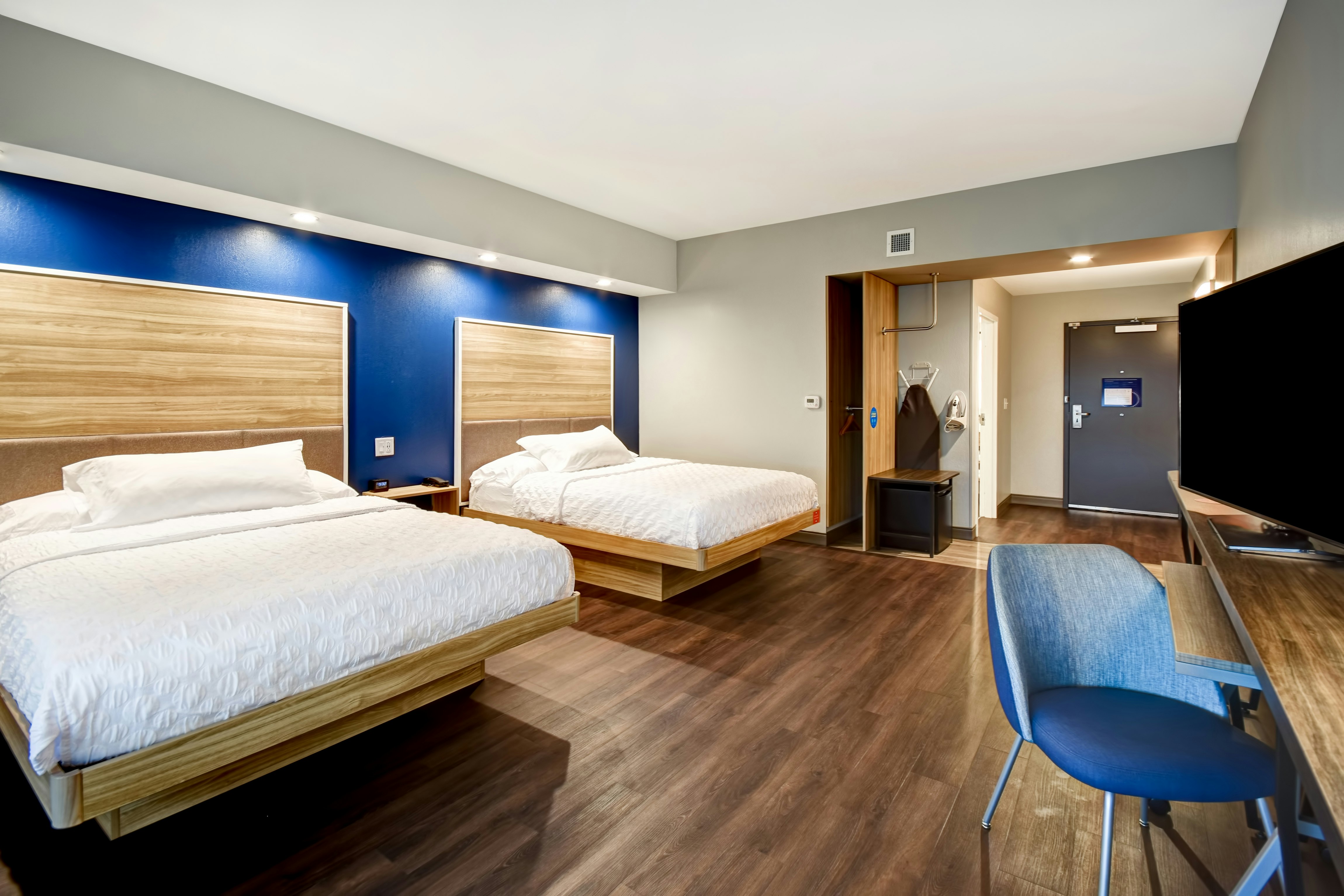 غرفة بسريرين كوين بحوض استحمام لذوي الإعاقة، Tru By Hilton Syracuse-Camillus 2/3