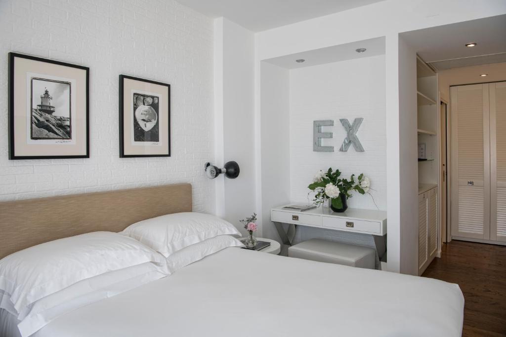 Deluxe, Double Bed, Lateral Side Sea View