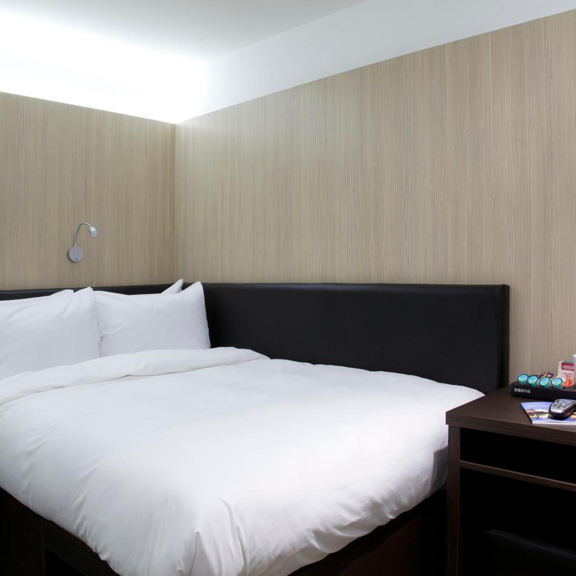 ROOM, QUEEN BED, NO WINDOW