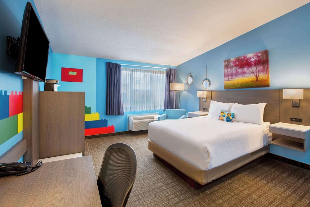 Theme, Lego, Studio, Suite, 1 Queen and 1 Bunk Bed
