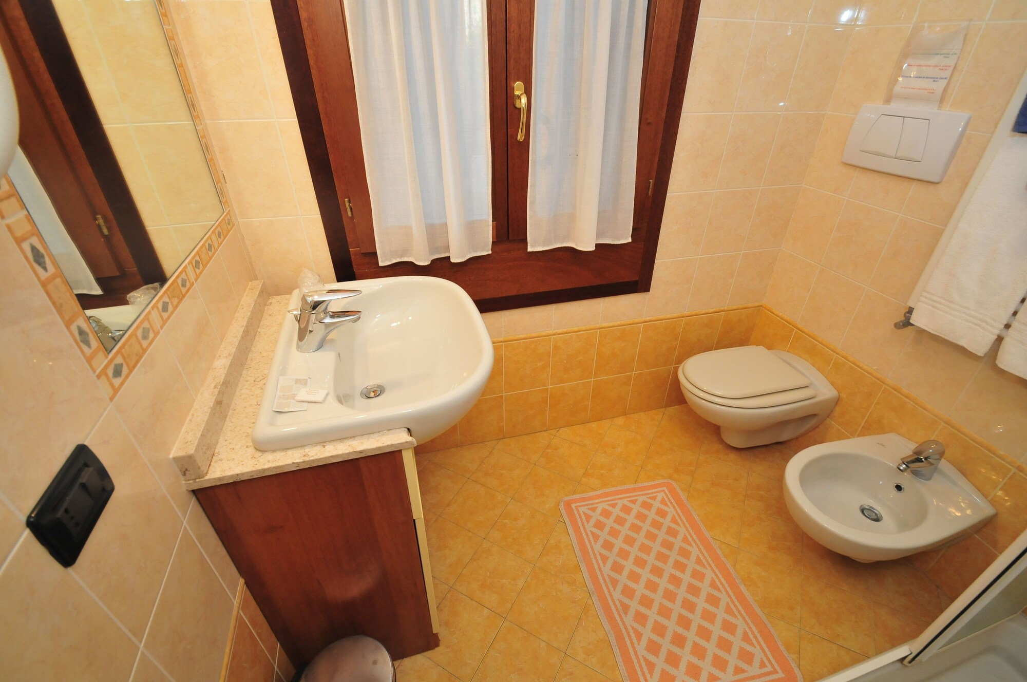 غرفة سوبيريور بسرير كوين بإطلالة على القناة بحمام خاص، Locanda Sant'anna 5/5