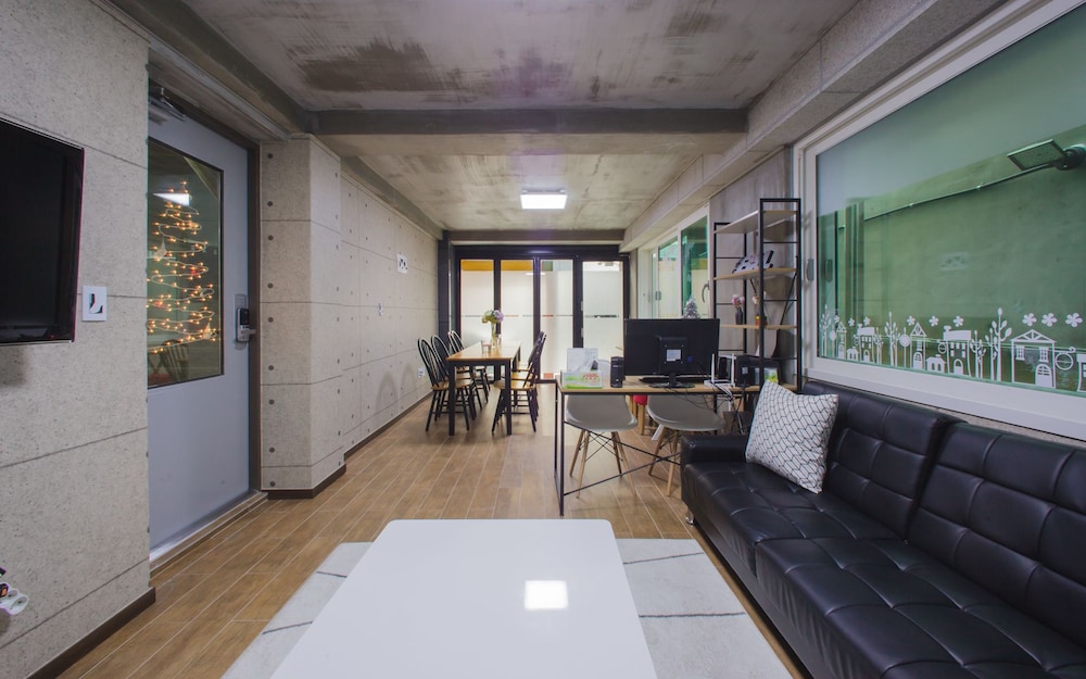 KW Hongdae Line Hostel 24/40
