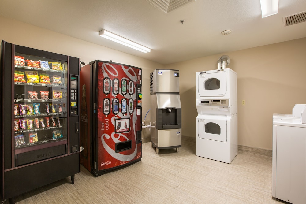 Baymont By Wyndham Albuquerque Airport 34/66