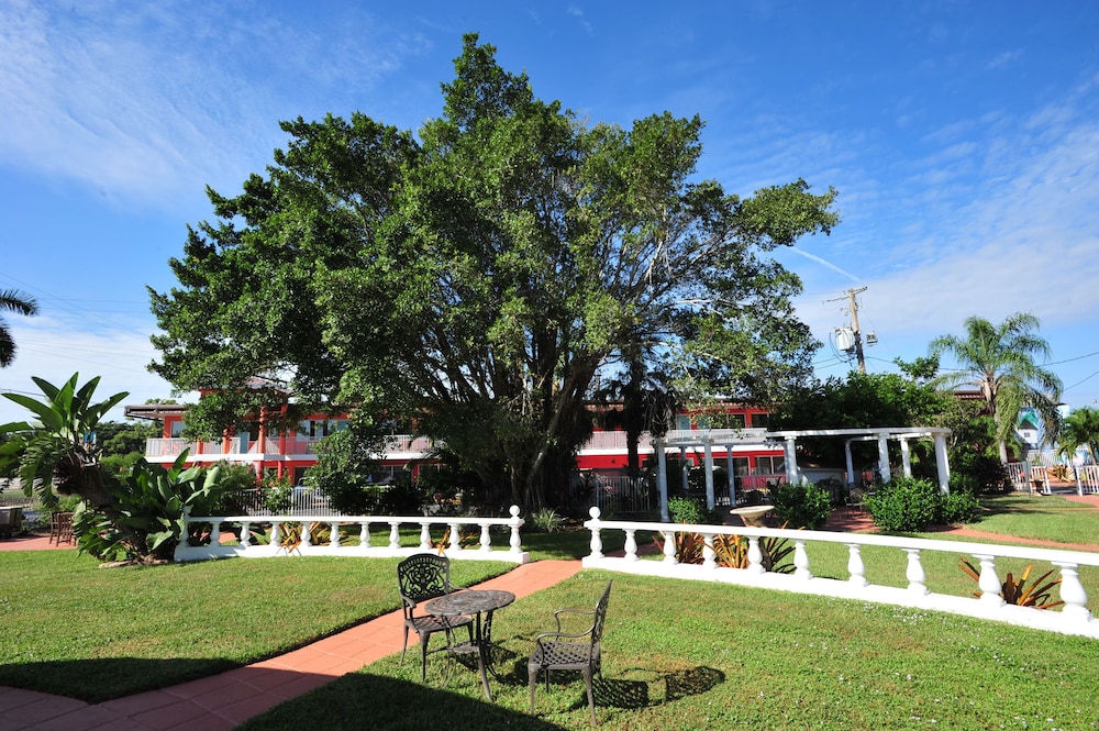 Days Inn by Wyndham Fort Myers Springs Resort 34/43