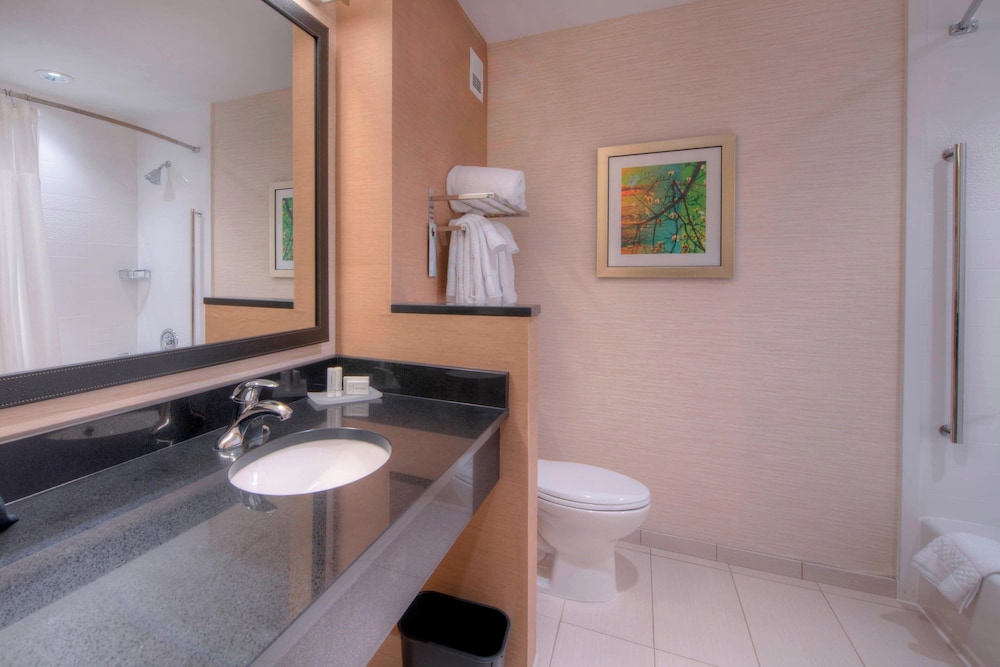 Fairfield Inn And Suites By Marriott Charlotte Airport 98/100