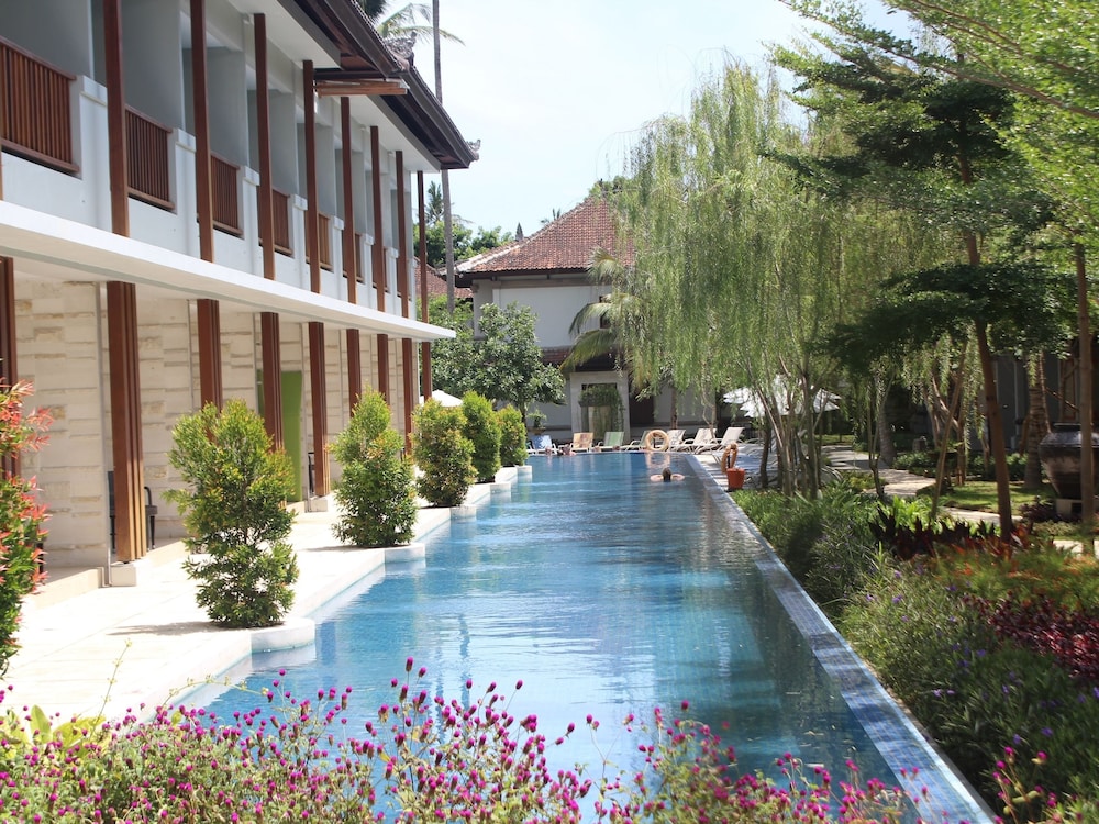 Grand Whiz Hotel Nusa Dua 3/75