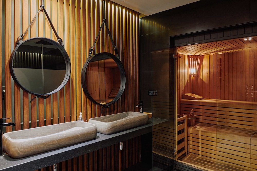 Gallery Hotel 43/75