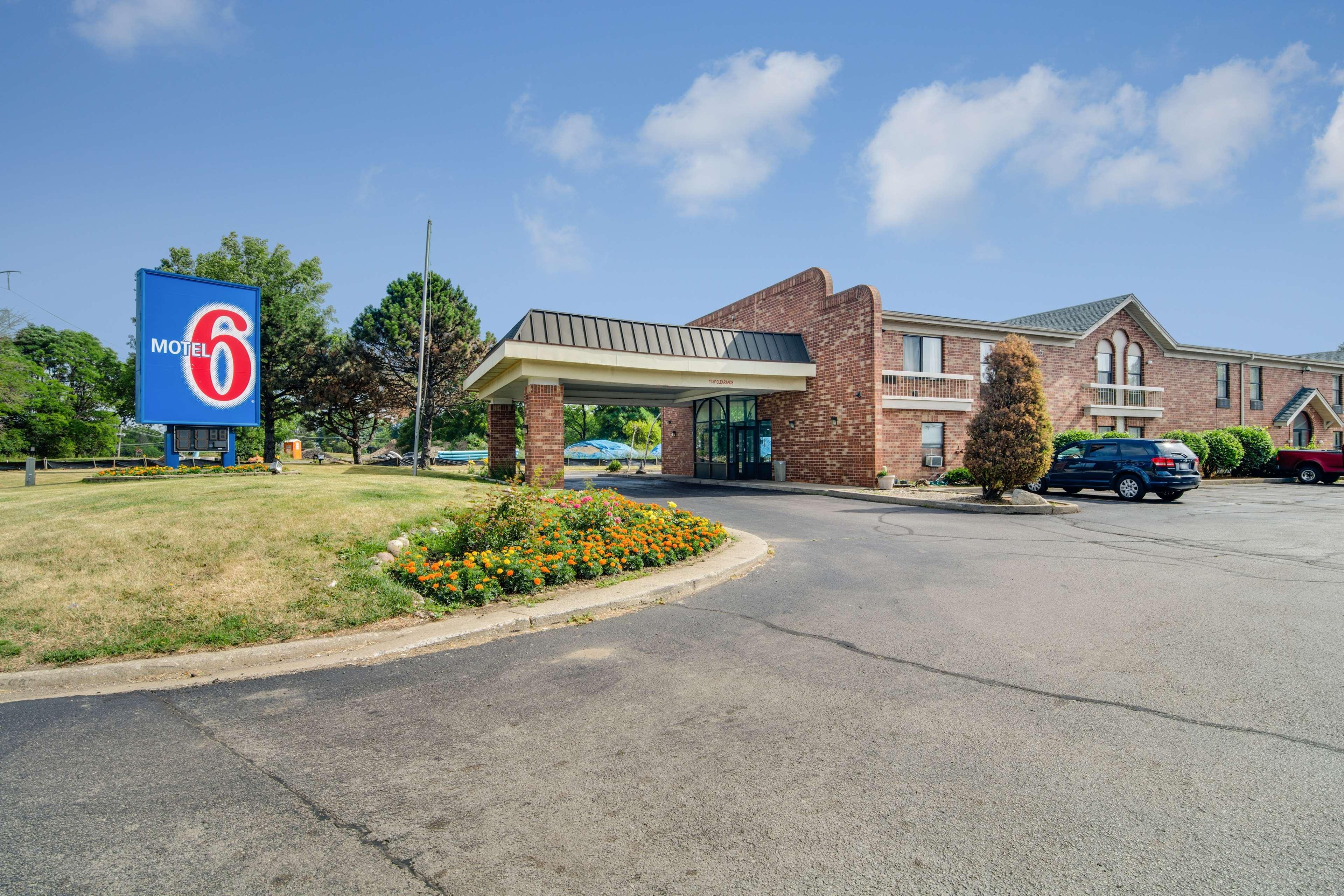 Motel6 Waukegan, IL 46/63