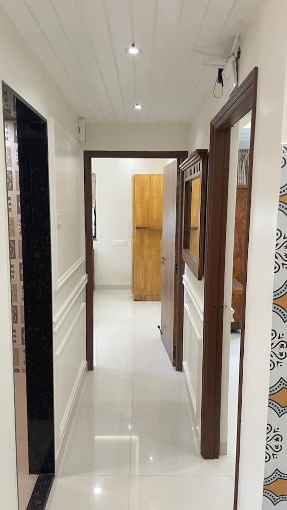Monarch Suites 2/40