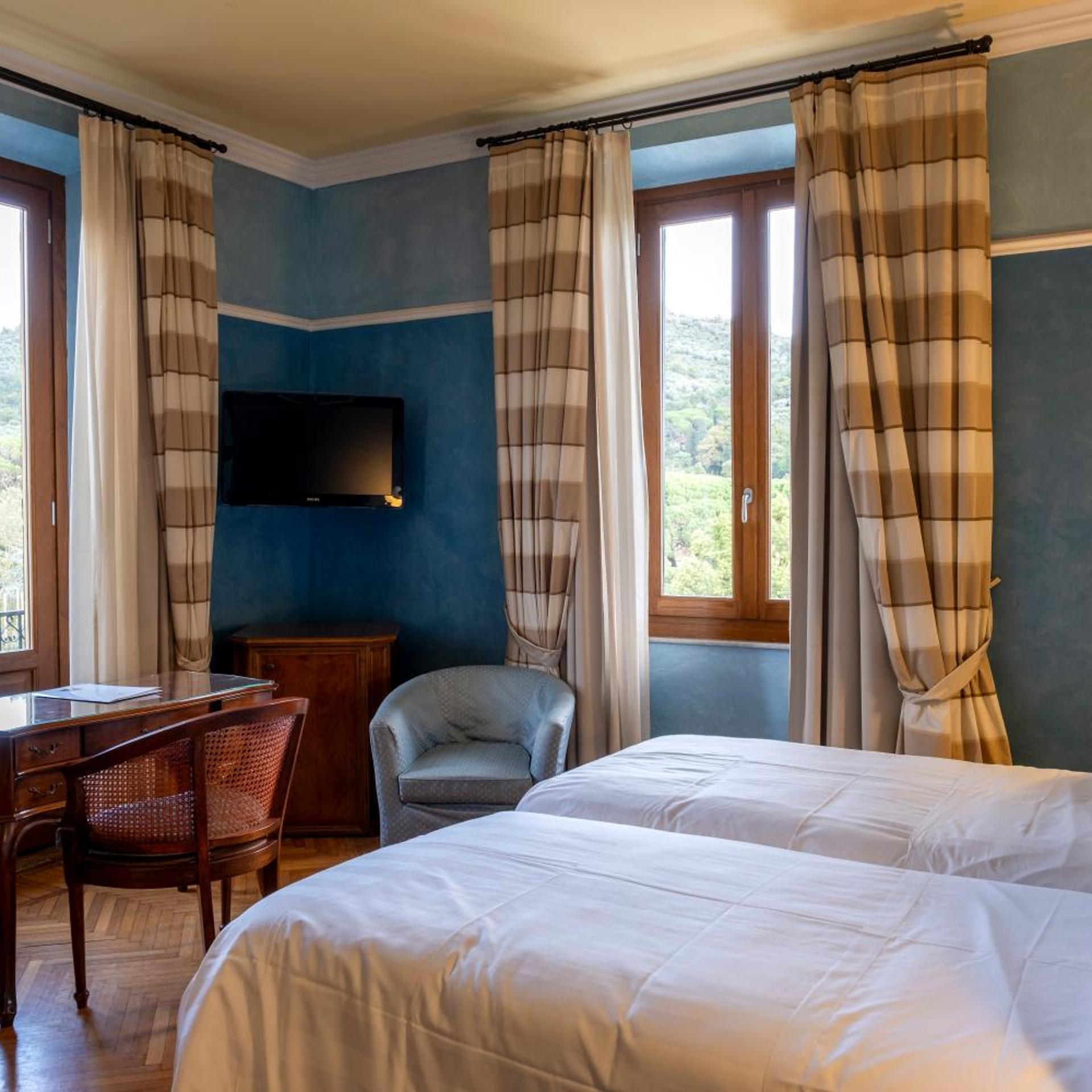 DELUXE, DOUBLE OR TWIN BED