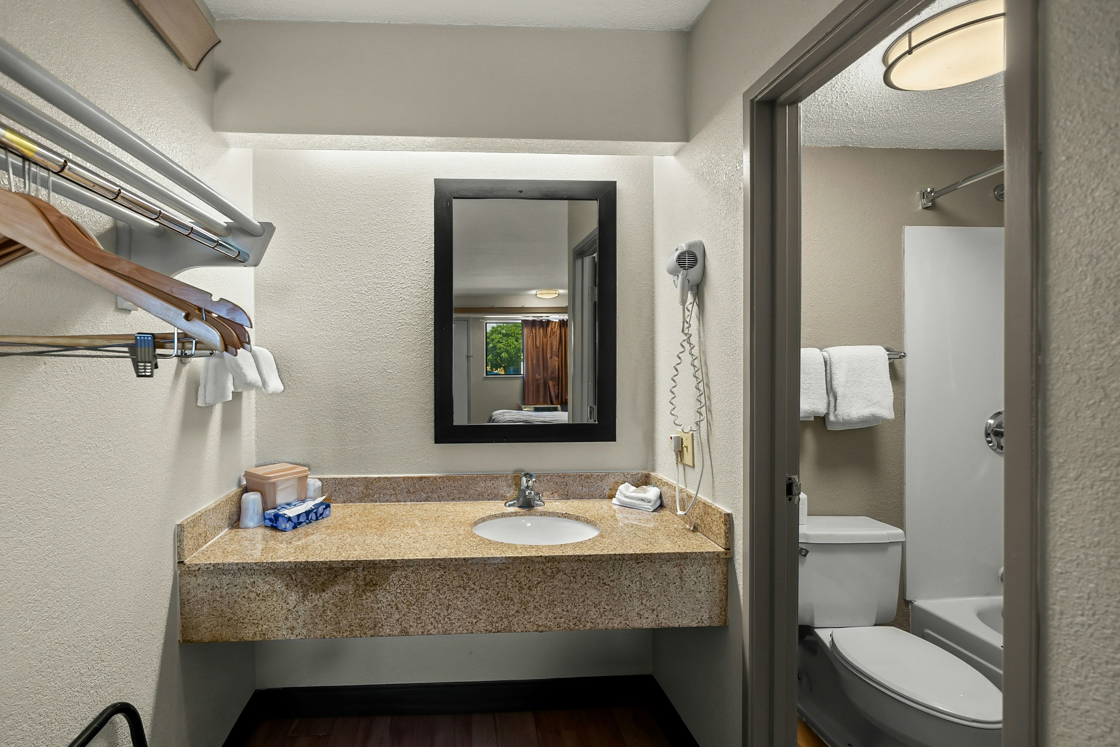 Non-Smoking Deluxe 1 King Bed, Micro-Fridge، Red Roof Inn Dallas - DFW Airport North 5/6