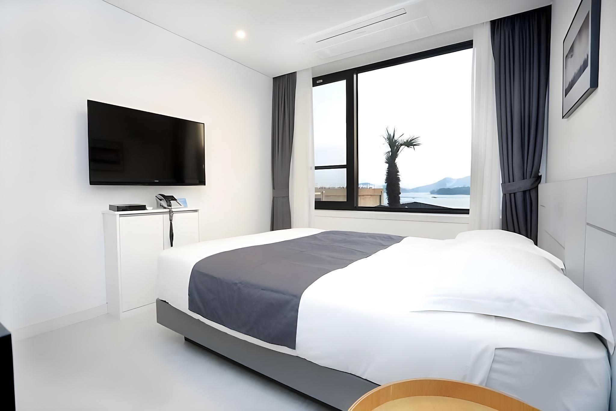King Bed, Pool Access