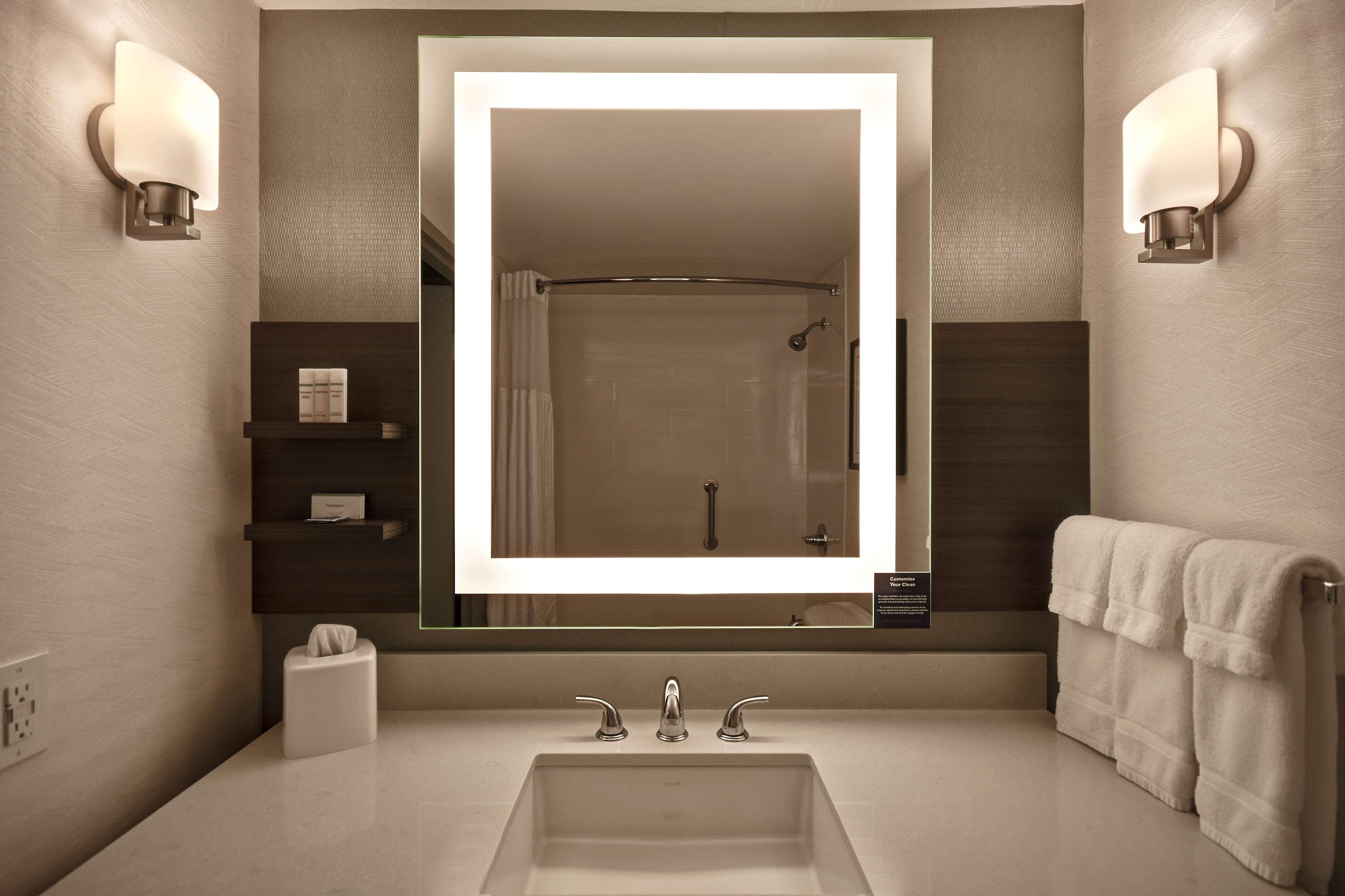 غرفة قياسية بسرير مزدوج، Hilton Garden Inn Detroit Metro Airport 2/5