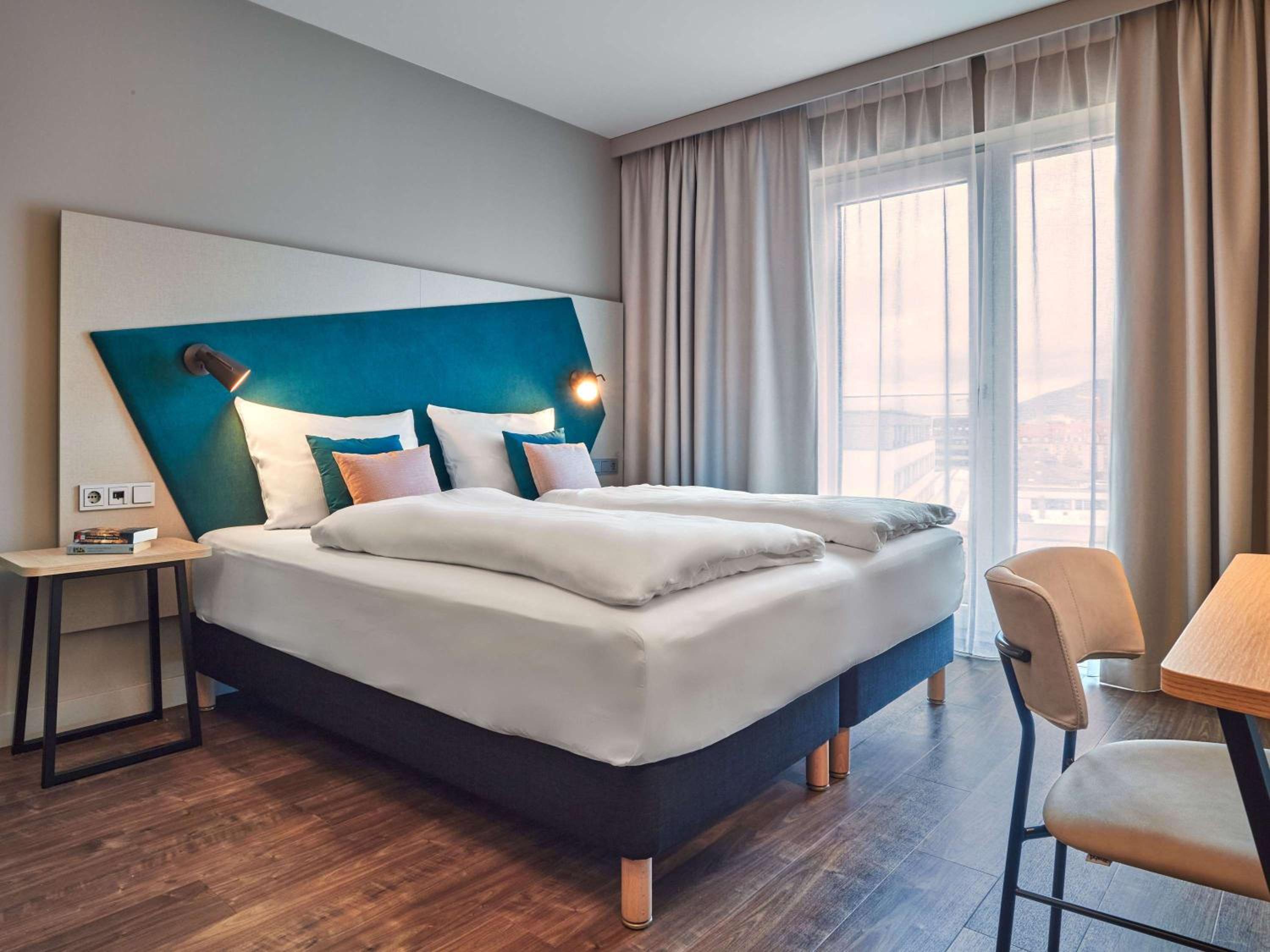STUDIO, TWIN BEDS