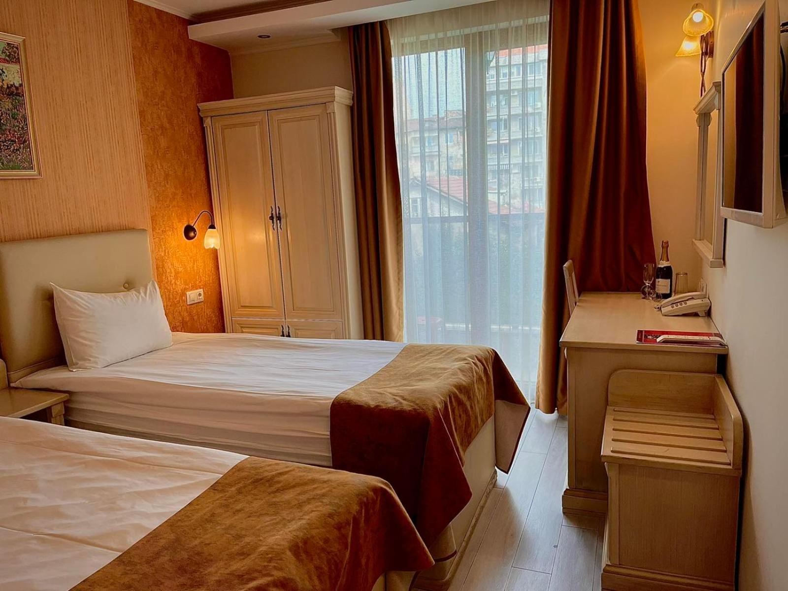 Hotel Adria 11/84