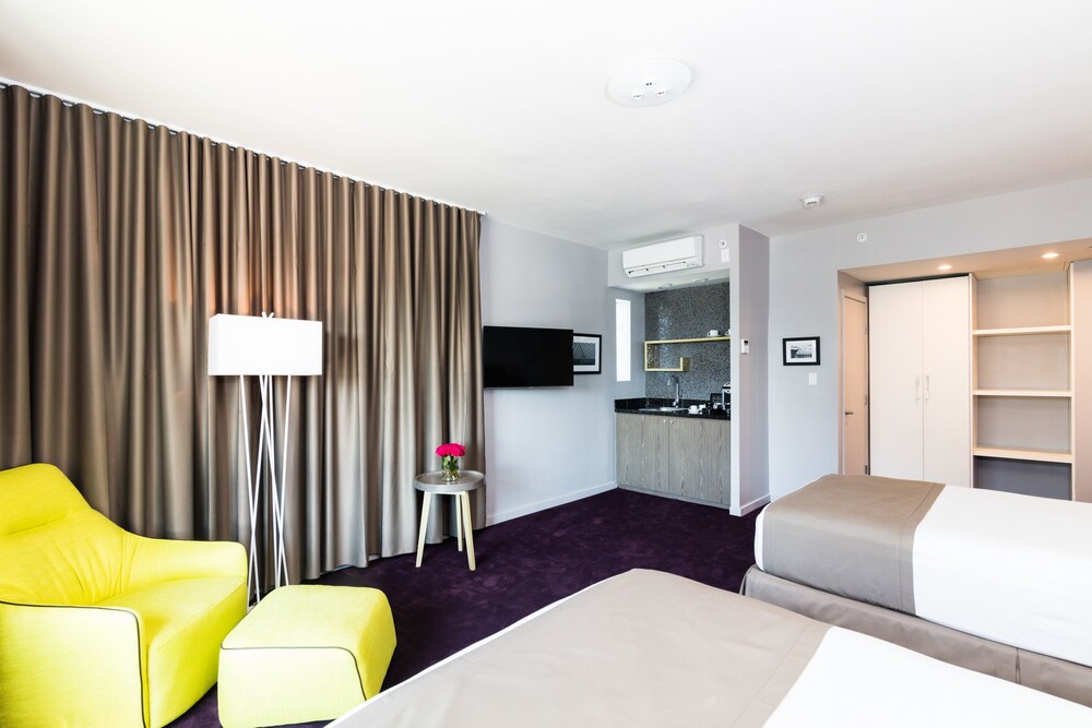 The L Hotel 33/50