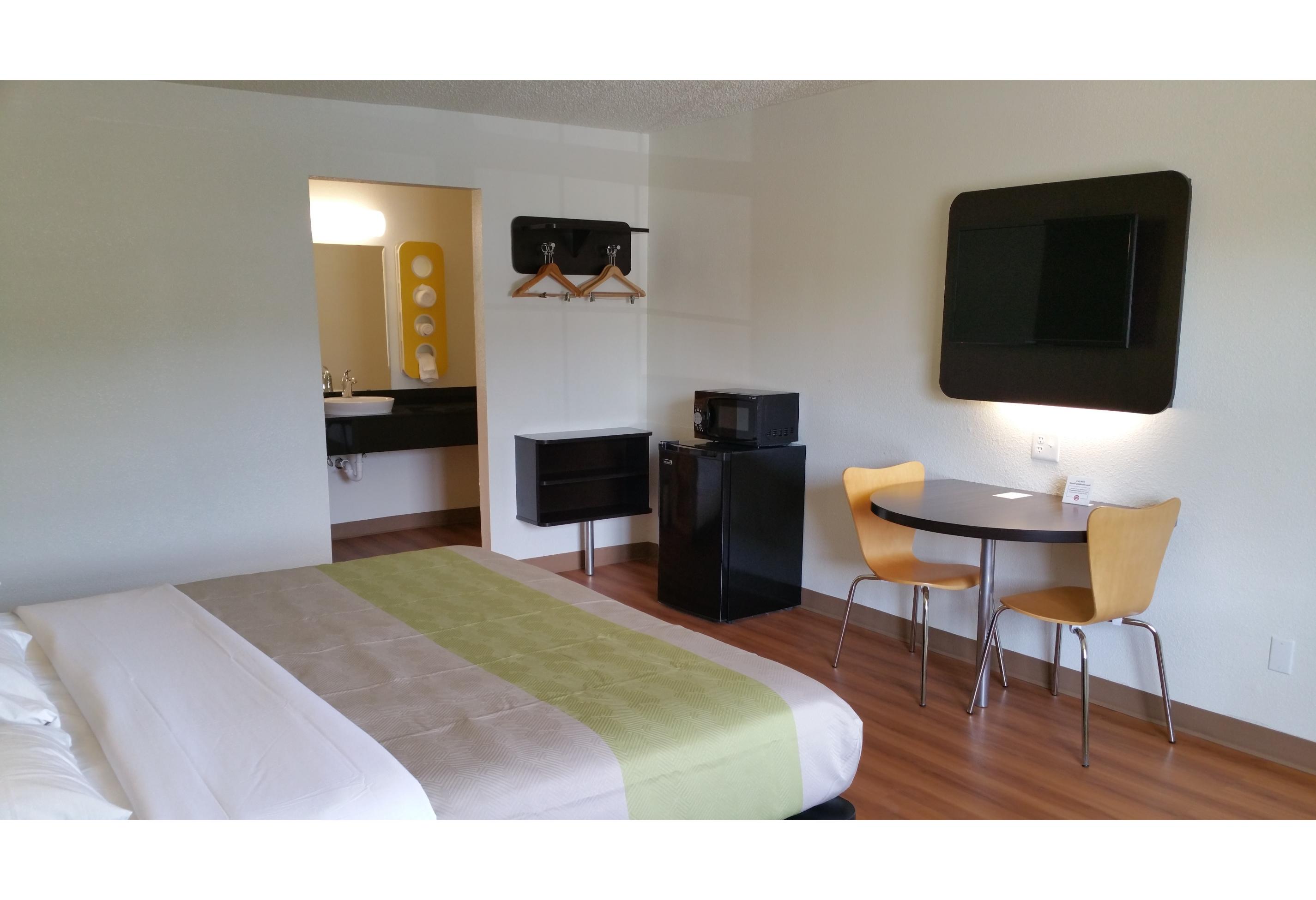 1 King Bed - Mobil Access Tub Nsmk Micfridg