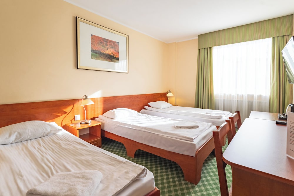 ROOM, TRIPLE, NO AIR CONDITION