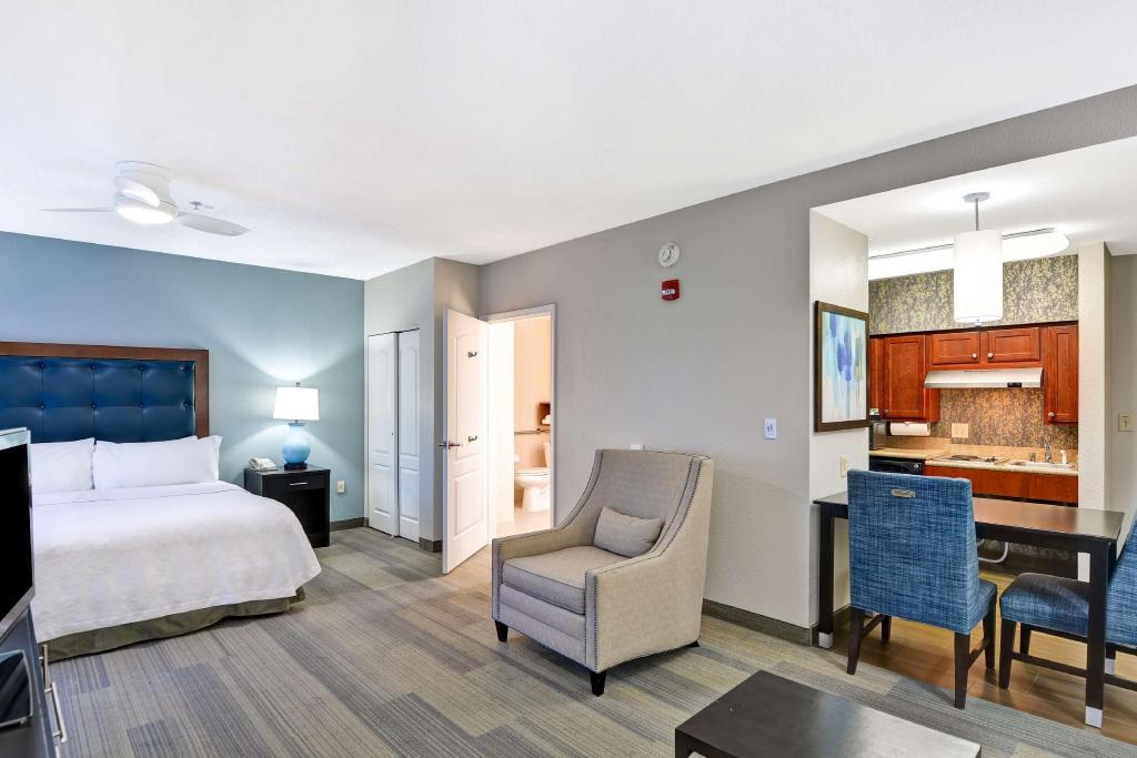 Studio, King Bed, Sofa, Accessible